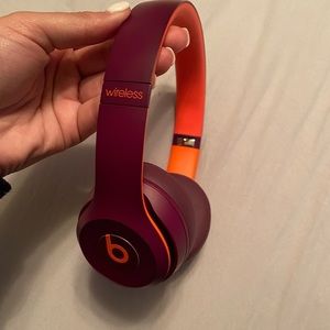 Wireless beats by Dre charger included
